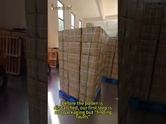 Granulados de pólen de abelha cru de várias flores em cartão Suplemento alimentar