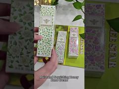 A cera de abelha branca do creme para as mãos 50G hidrata as mãos secas