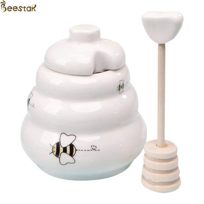 comprar Honey Jar Ceramic Honey Pot vazio branco por atacado com o dipper de madeira para o armazenamento do mel fabricação em linha