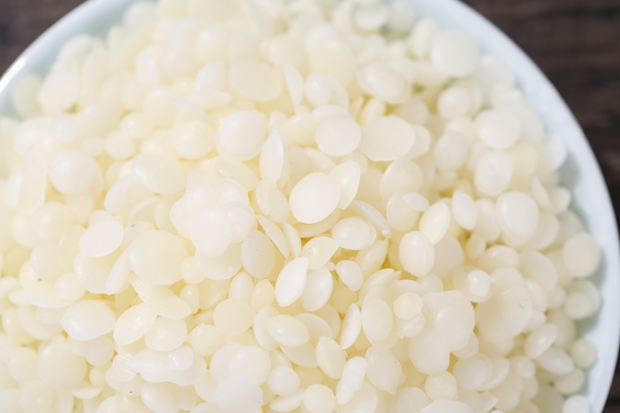 A cera de abelha branca pura de 100% granula a cera branca do grânulo para o alimento e a indústria cosmética