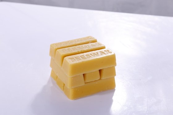 Do alimento amarelo feito a mão puro orgânico do bloco 28g da cera de abelha de 100% barra cosmética da cera de abelha da categoria